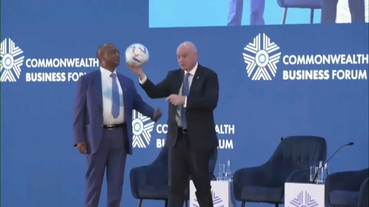 رئيس الفيفا جياني إنفانتينو يحمل الكرة الرسمية لمونديال قطر 2022 خلال منتدى أعمال في كيغالي برواندا.