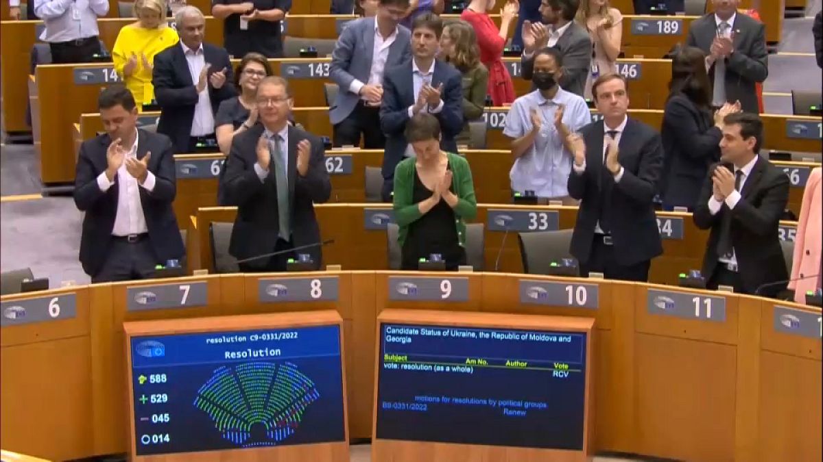 تصفيق داخل البرلمان الأوروبي 