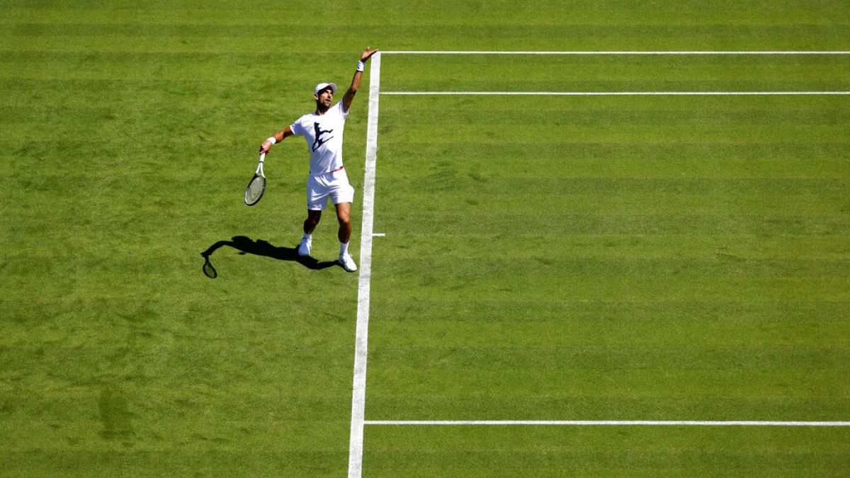 Le Serbe Novak Djokovic au service lors d'une séance d'entraînement avant le tournoi de Wimbledon, le 22 juin 2022. 