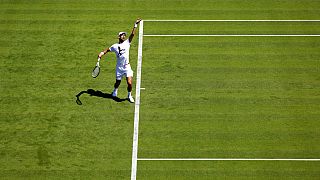 Le Serbe Novak Djokovic au service lors d'une séance d'entraînement avant le tournoi de Wimbledon, le 22 juin 2022.