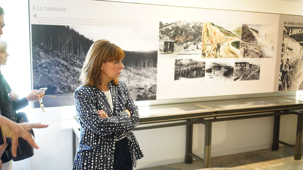 Η Πρόεδρος της Δημοκρατίας Κατερίνα Σακελλαροπούλου επισκέφτηκε το πρώην στρατόπεδο συγκέντρωσης Νατζβάιλερ-Στρούτχοφ, στο Στρασβούργο