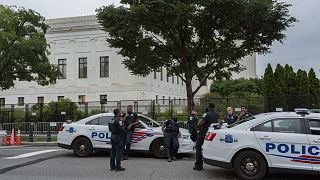 Rendőrök őrzik a Legfelsőbb Bíróság épületét Washington DC-ben