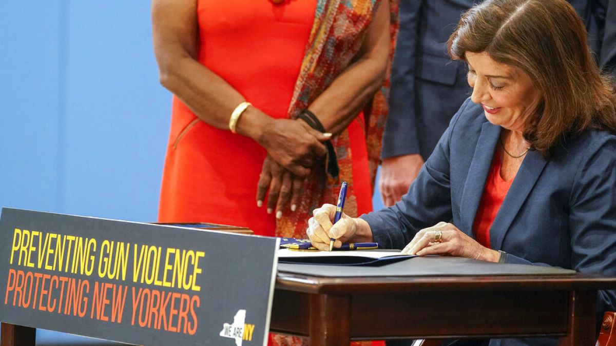 Η κυβερνήτης της Νέας Υόρκης υπογράφει νόμο για τον περιορισμό της οπλοκατοχής τον Ιούνιο του 2022