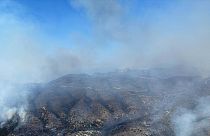 Gazimağusa'ya bağlı Ağıllar ile Mersinlik köyleri arasındaki dağlık ve ormanlık alanda çıkan yangın devam ediyor