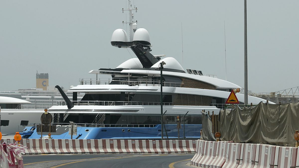 يخت مدام غو الفخم المملوك للبرلماني الروسي أندريه سكوتش يرسو في محطة ميناء راشد بدبي. 2022/06/23