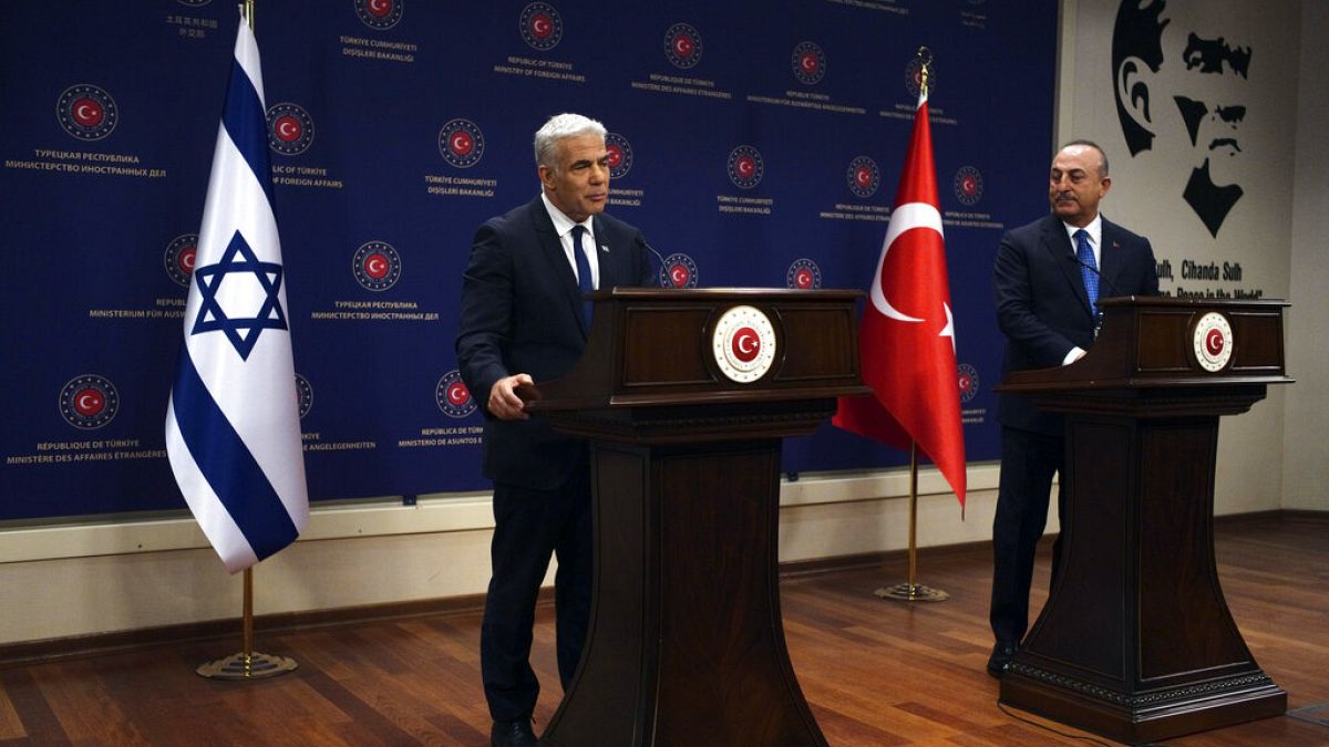 Ο Ισραηλινός υπουργός Εξωτερικών Γιαϊρ Λαπίντ κατά την επίσκεψή του στην Τουρκία με τον Τούρκο ομολογό του Μεβλούτ Τσαβούσογλου