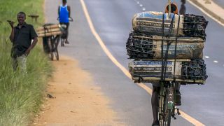 Venda de carvão feita de bicicleta em Moçambique