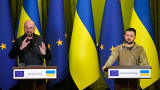 الرئيس الأوكراني فولوديمير زيلينسكي ورئيس المجلس الأوروبي شارل ميشيل خلال مؤتمر صحفي بعد اجتماعهما في كييف - أوكرانيا.