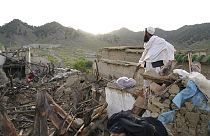 Un homme se tient parmi les destructions après le tremblement de terre dans le village de Gayan, dans la province de Paktika, en Afghanistan, jeudi 23 juin 2022.