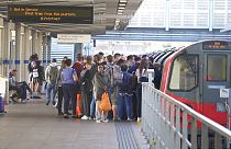 Пассажиры выстроились в очередь на входе в вагон лондонского метро в день всеобщей стачки транспортников в Великобритании.