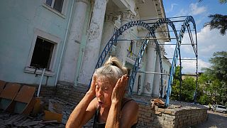 Mulher tapa os ouvidos para não ouvir bombardeamentos russos, em Lysychansk, no Donbass, Ucrânia