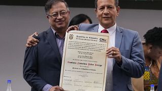 El magistrado Luis Guillermo Pérez entregó la credencial a Gustavo Petro entre gritos del público de "sí se pudo". El 23 de junio de 2022.