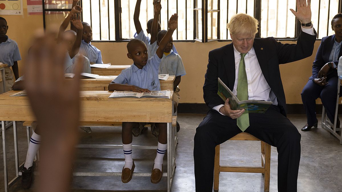 رئيس الوزراء بوريس جونسون اثناء مشاركته في درس في إحدى المدارس خلال زيارته لرواندا