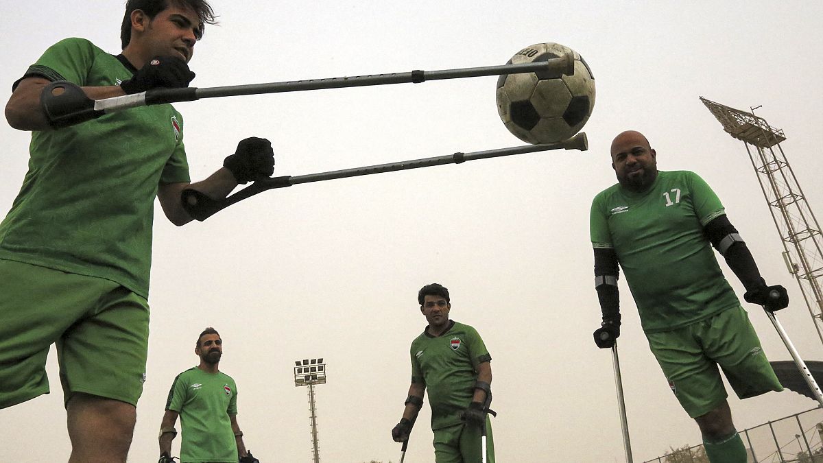 فريق مبتوري الأطراف أثناء التدريب في ملعب الشعب - بغداد - العراق