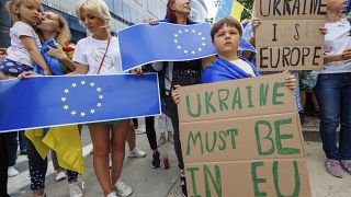Demonstranten mit ukrainischen und EU-Fahnen vor dem EU-Ratsgebäude in Brüssel