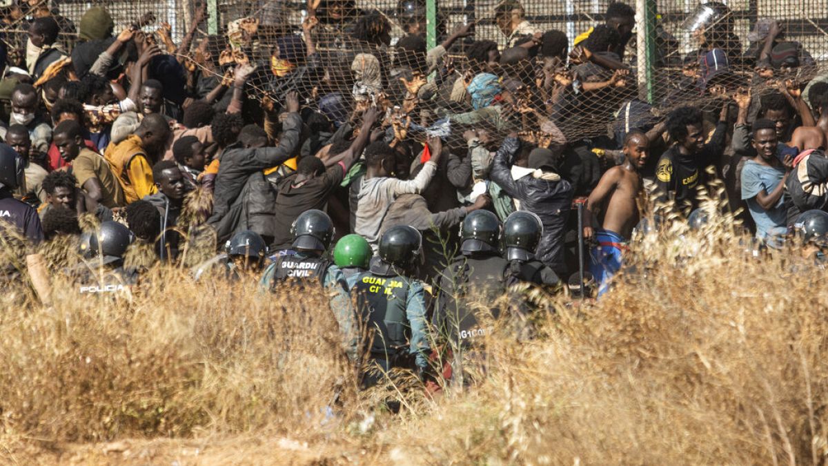 Μετανάστες επιχειρούν να ρίξουν τον φράχτη και να περάσουν από το Μαρόκο στον ισπανικό θύλακα της Μελίγια