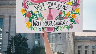 In anderen Ländern, wie den USA und Polen, wurden Gesetze über Schwangerschaftsabbrüche verschärft. "Nicht dein Körper, nicht deine Entscheidung", steht auf einem Poster.