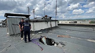 عملية إزالة قنبلة من على سطح عمارة سكنية في مدينة خاركيف الأوكرانية.