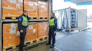 Image d'illustration : douaniers suisses en train de contrôler le chargement d'un camion