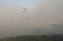 Πυροσβεστικό ελεικόπτερο επιχειρεί στη μεγάλη φωτιά στη Μαρμαρίδα της δυτικής Τουρκίας