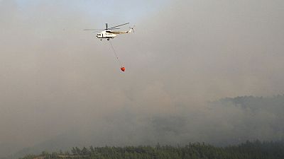 Πυροσβεστικό ελεικόπτερο επιχειρεί στη μεγάλη φωτιά στη Μαρμαρίδα της δυτικής Τουρκίας
