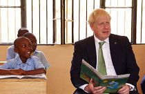 نخست وزیر بریتانیا، بوریس جانسون، در حین بازدید از مدرسه‌ای در حاشیه نشست سران دولت های مشترک المنافع در کیگالی، رواندا