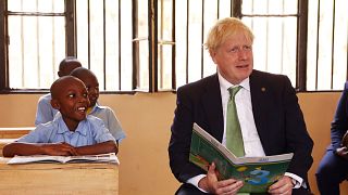 نخست وزیر بریتانیا، بوریس جانسون، در حین بازدید از مدرسه‌ای در حاشیه نشست سران دولت های مشترک المنافع در کیگالی، رواندا