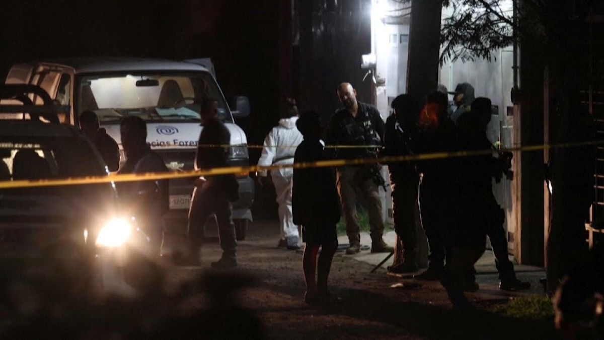 Investigadores trabajan en la vivienda donde tuvo lugar el tiroteo, en El Salto, Jalisco (México).