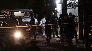 Investigadores trabajan en la vivienda donde tuvo lugar el tiroteo, en El Salto, Jalisco (México).