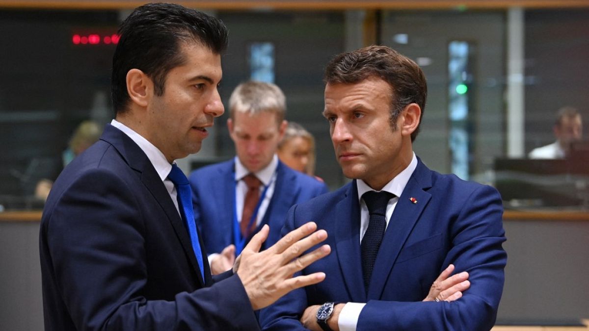 AB Liderler Zirvesi'nde Bulgar Başbakan Kiril Petkov (solda), Fransa Cumhurbaşkanı Emmanuel Macron ile konuşurken