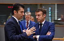 AB Liderler Zirvesi'nde Bulgar Başbakan Kiril Petkov (solda), Fransa Cumhurbaşkanı Emmanuel Macron ile konuşurken