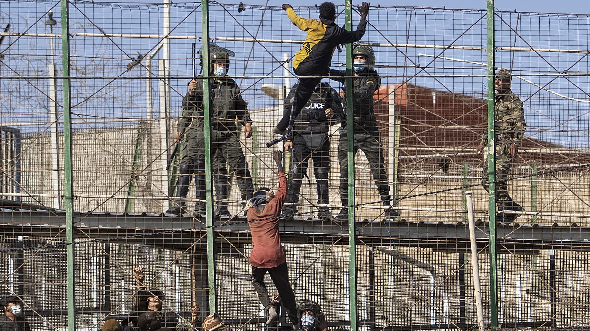 Alrededor de 2 000 migrantes intentaron saltar la valla fronteriza entre Marruecos y Melilla