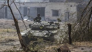 Ukrán tank áll készenlétben Szeverodonyeckben