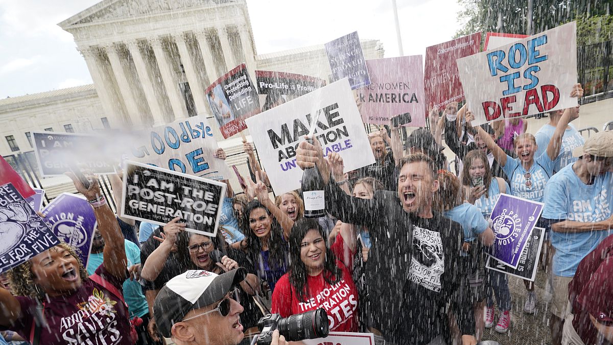 Ativistas antiaborto celebram fim da garantia Roe vs. Wade junto ao Supremo Tribunal dos EUA, em Washington