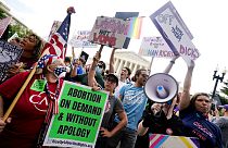 Menschen protestieren am Freitag, dem 24. Juni 2022, vor dem Obersten Gerichtshof in Washington gegen das Abtreibungsverbot.