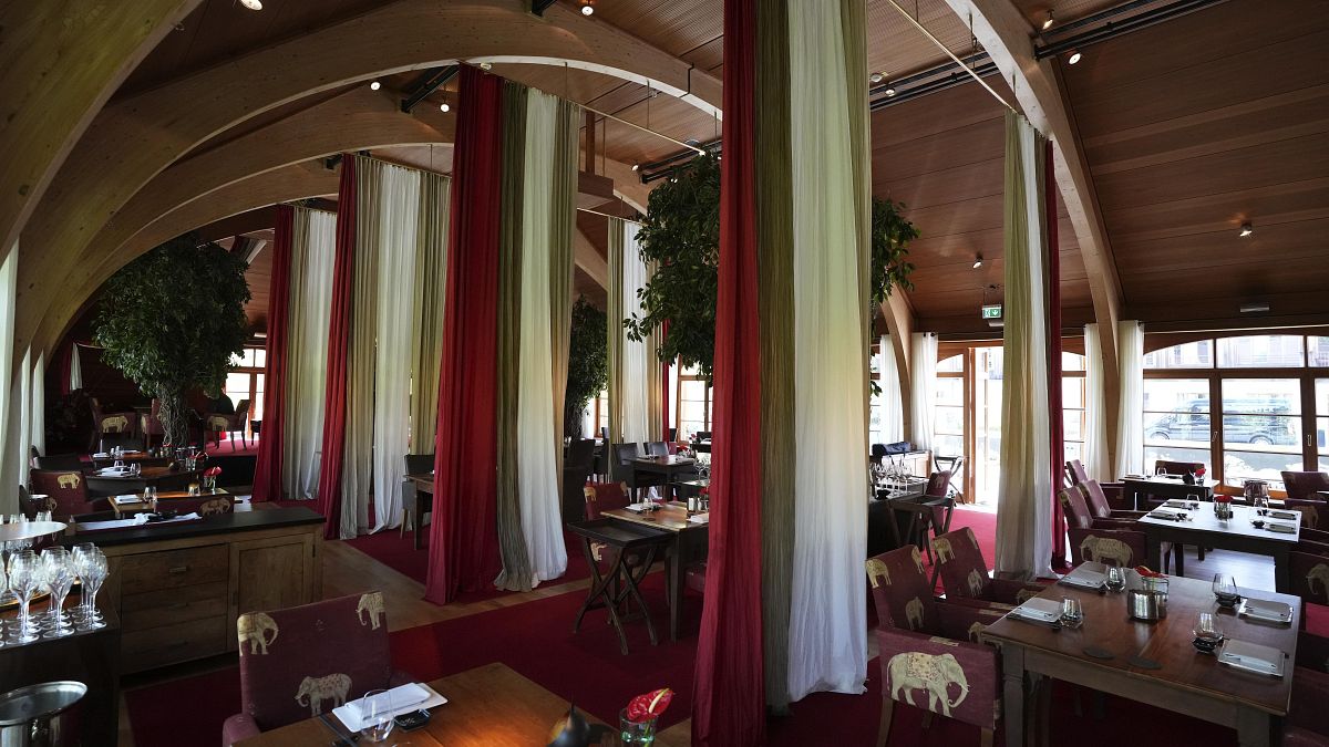 مطعم فندق قصر إلماو في كرين، المستضيف لقمة مجموعة السبع، ألمانيا.
