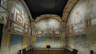 Roma, giugno 2022: gli affreschi provenienti dal sacello, piccola cappella votiva all'interno della Domus, nei pressi delle Terme di Caracalla