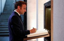 الرئيس الفرنسي إيمانويل ماكرون يوقع سجل الزوار خلال حفل في الذكرى 82 لوفاة الجنرال الفرنسي الراحل شارل ديغول. 2022/06/18
