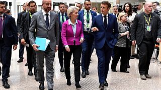 الرئيس الفرنسي إيمانويل ماكرون مع رئيس المجلس الأوروبي شارل ميشيل (إلى اليسار) ورئيس المفوضية الأوروبية أورسولا فون دير بعد قمة قادة الاتحاد الأوروبي في بروكسل.