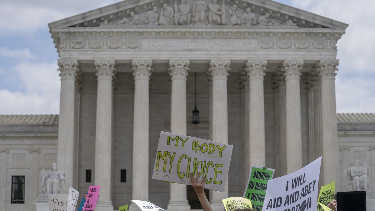المتظاهرون من أجل حق الإجهاض يحتجون أمام المحكمة العليا في واشنطن بعد قرارها إلغاء حق الإجهاض المحمي. 24 يونيو 2022.