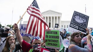 متظاهرون مناهضون للإجهاض وأخرون مؤيدون لحق الإجهاض يتجمعون أمام المحكمة العليا في واشنطن. الجمعة 24 يونيو- حزيران 2022.