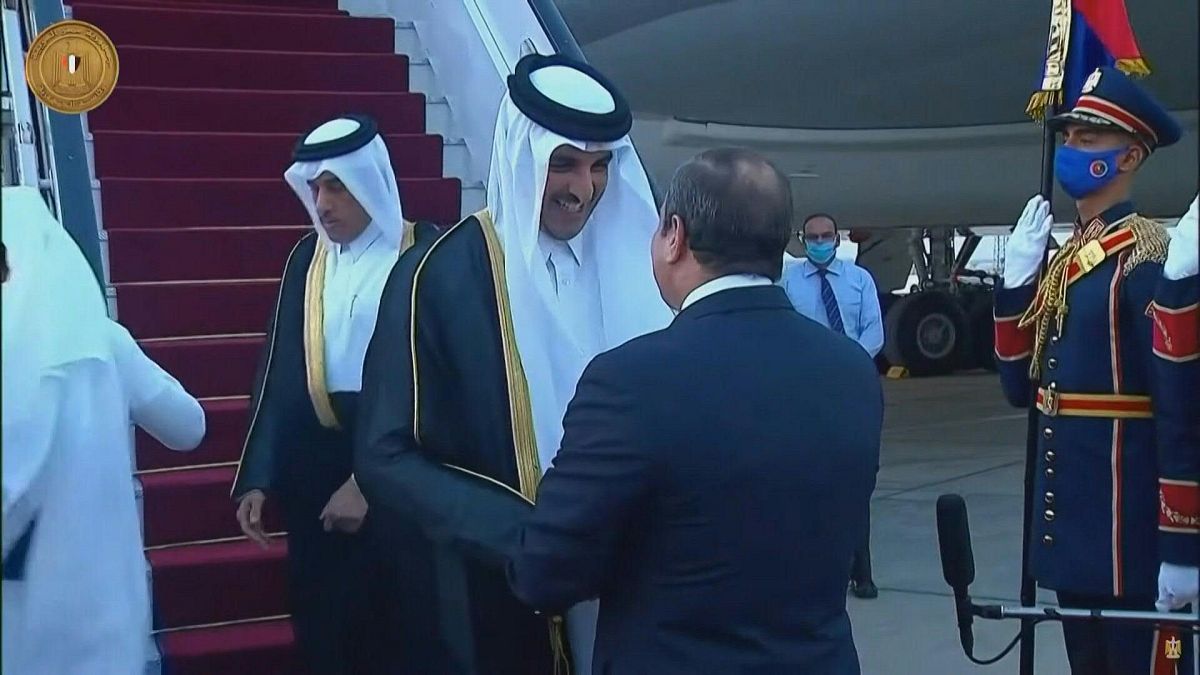 الرئيس المصري عبد الفتاح السيسي في استقبال أمير دولة قطر الشيخ تميم بن حمد آل ثاني بمطار القاهرة.