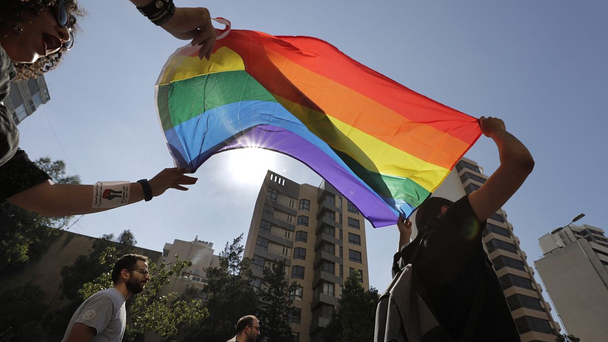 تظاهر نشطاء من مجتمع المثليات والمثليين ومزدوجي الميول الجنسية والمتحولين جنسياً (LGBT) في بيروت - لبنان. 2020/06/27