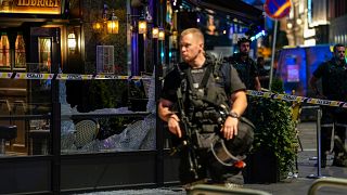 La policía en el lugar de un tiroteo masivo en Oslo, a primera hora del sábado 25 de junio de 2022.