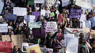 نساء مكسيكيات يتظاهرن في تيخوانا فخلال اليوم العالمي للمرأة ضد منع امرأة أمريكية شابة من إجراء عملية إجهاض في كاليفورنيا الليبرالية.