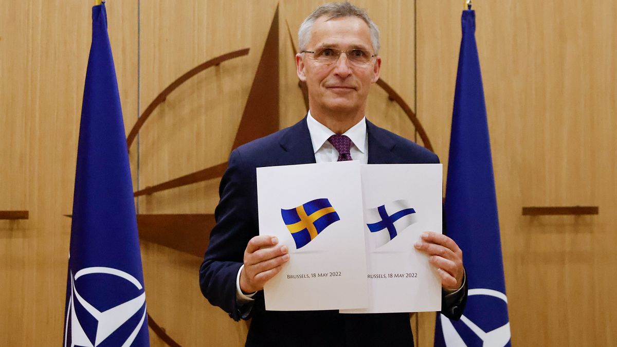 Le secrétaire général de l'OTAN, Jens Stoltenberg, présente des documents relatifs à la demande d'adhésion de la Suède et de la Finlande à l'OTAN, 18 mai 2022.