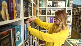 Szemlélődő vásárló egy ukrán könyvesboltban