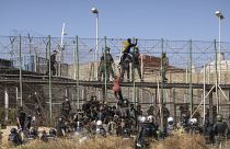 Migrantes escalan las vallas que separan el enclave español de Melilla de Marruecos en Melilla, España, el viernes 24 de junio de 2022