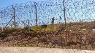 جندي مغربي قف على الطرف الحدودي الفاصل بين المغرب وإسبانيا في جيب مليلية. 25/06/2022