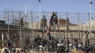 Migrantes escalan las vallas que separan el enclave español de Melilla de Marruecos en Melilla, España, el viernes 24 de junio de 2022